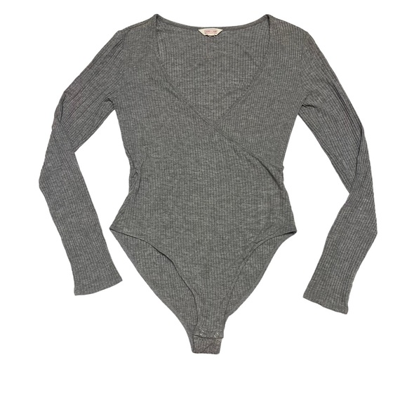 CAPE JUBY Women’s Medium Gray V-neck Crossover Wrap Ribbed Long Sleeve BodySuit - Picture 3 of 12